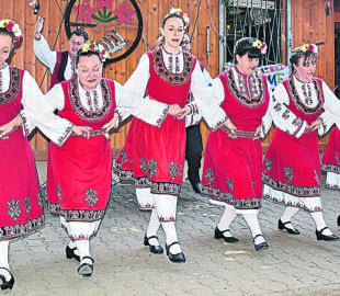Zu Gast bei Freunden: Die Tanzgruppe »Trakia Mainz« zeigt vorm Naturfreundehaus verschiedene Volkstänze aus Bulgarien. FOTOS: GEORGIA LOR