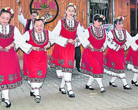 Zu Gast bei Freunden: Die Tanzgruppe »Trakia Mainz« zeigt vorm Naturfreundehaus verschiedene Volkstänze aus Bulgarien. FOTOS: GEORGIA LOR
